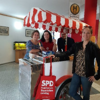 Mit Sonne im Herzen und dem Eisradl unterwegs: Das SPD-Wahlkampf-Duo Christine Himmelberg (r.) und Sabine Schmierl (l.) im Seniorenwohnheim Wilhelm-Hoegner-Haus der AWO.